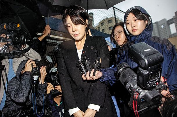 음주 운전 혐의로 입건된 문재인 전 대통령의 딸 문다혜가운데씨가 18일 오후 서울 용산경찰서에 출석하고 있다. /장련성 기자