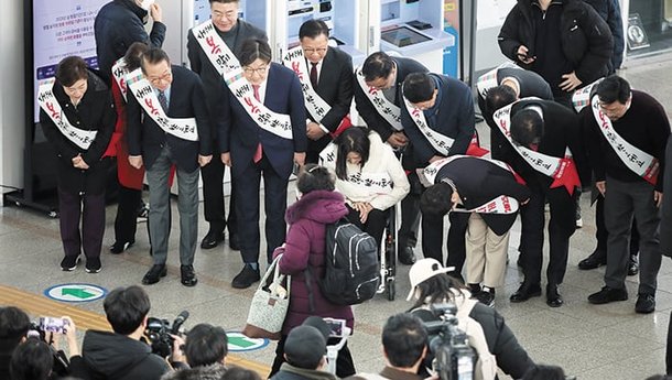 설 연휴 앞두고… 與는 서울역으로 - 설 연휴 시작을 앞둔 24일 여야는 귀성길에 오른 시민들에게 인사를 했다. 국민의힘 권영세 비상대책위원장과 권성동 원내대표 등 지도부가 서울역에서 인사를 하고 있다. /박성원 기자