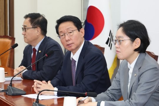 김상훈 국민의힘 정책위의장이 10일 서울 여의도 국회에서 현안 기자간담회를 하고 있다. 왼쪽부터 최형두 의원, 김상훈 정책위의장, 조지연 의원. 2024.11.10.뉴시스