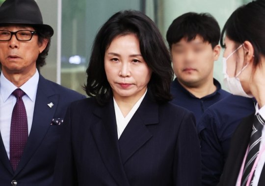 공직선거법 위반 혐의로 불구속기소 된 이재명 더불어민주당 대표의 배우자 김혜경 씨가 14일 오후 경기도 수원시 영통구 수원지방법원에서 열린 1심 선고공판을 마치고 나오고 있다.연합뉴스