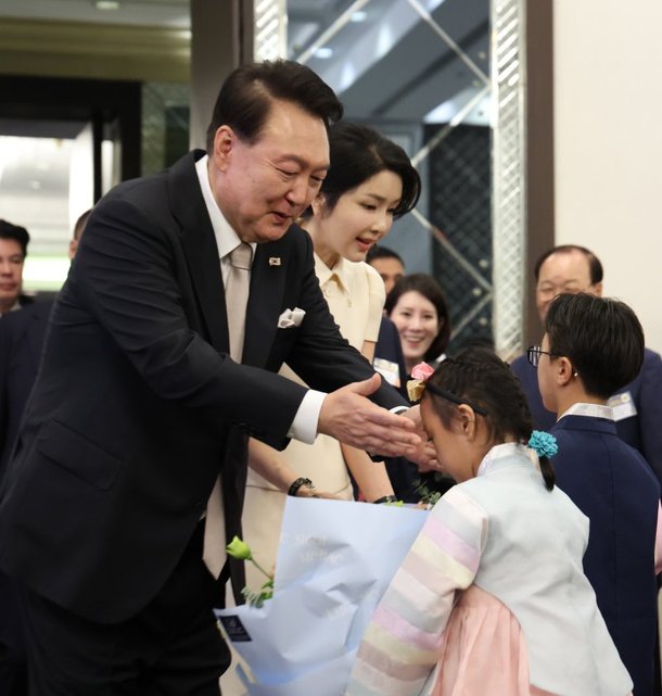 필리핀을 국빈 방문한 윤석열 대통령과 김건희 여사가 6일 오후현지시간 필리핀 마닐라 페닌슐라 호텔에서 열린 동포 만찬 간담회에 참석해 화동으로부터 꽃다발을 받고 있다. 사진=연합뉴스