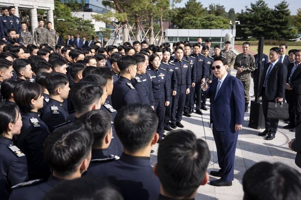 윤석열 대통령이 지난 25일 서울 용산 대통령실에 견학 온 공군사관학교 생도들을 깜짝 방문해 격려하고 있다. 사진=대통령실 제공 /사진=뉴시스화상