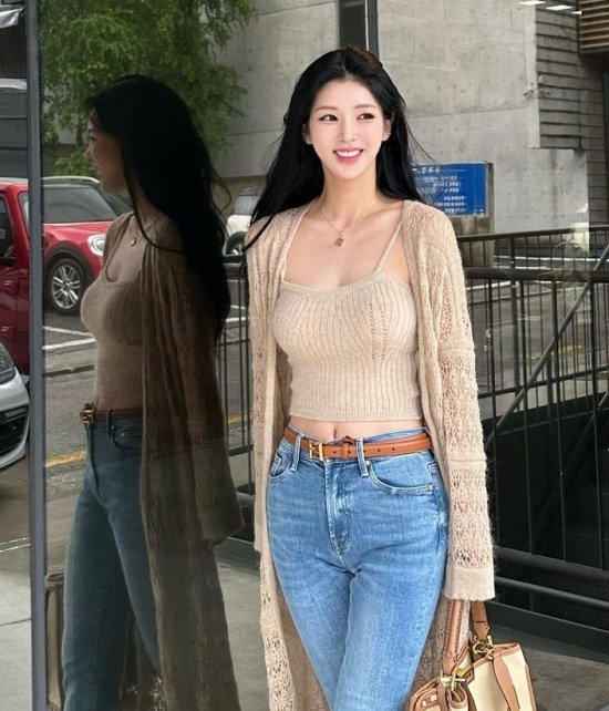 'Kang Seokwoo's Daughter' Kang Daeun, a sexy pelvis line that outshines Seolhyun... She could be a model