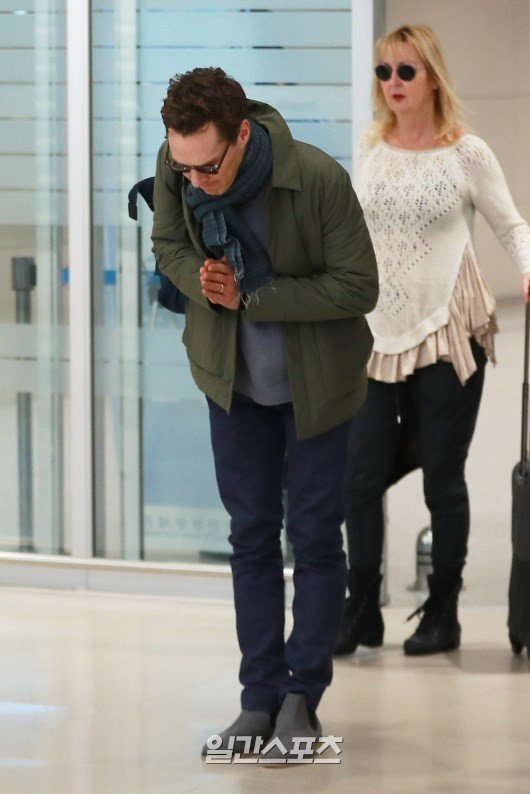 Benedict Cumberbatch membungkuk