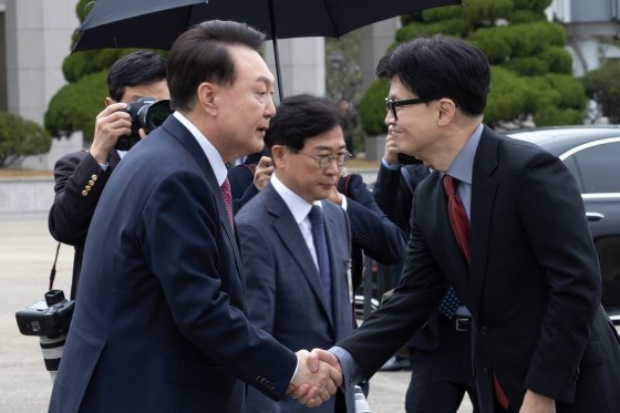 윤석열 대통령이 14일 성남 서울공항에서 아시아태평양경제협력체APEC 및 주요 20개국G20 정상회의 참석을 위해 출국하며 환송 나온 한동훈 국민의힘 대표와 악수하고 있다. 뉴스1