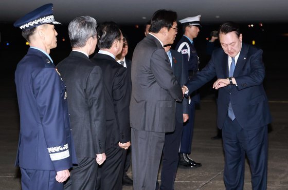 〈YONHAP PHOTO-1129〉 윤석열 대통령, APEC-G20 정상회의 일정 마치고 귀국   성남=연합뉴스 홍해인 기자 = 윤석열 대통령이 21일 31차 아시아태평양경제협력체APEC 및 19차 주요 20개국G20 정상회의 일정을 마친 뒤 성남 서울공항에 도착, 전용기인 공군 1호기에서 내려 마중 나온 정진석 비서실장과 인사하며 시계를 보고 있다. 2024.11.21   hihong@yna.co.kr/2024-11-21 06:21:44/ 〈저작권자 ⓒ 1980-2024 ㈜연합뉴스. 무단 전재 재배포 금지, AI 학습 및 활용 금지〉