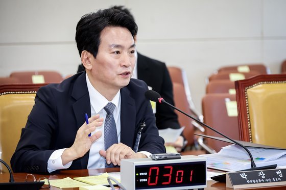 박장범 한국방송공사 사장 후보자가 지난 18일 서울 여의도 국회에서 열린 제418회 국회정기회 과학기술정보방송통신위원회 인사청문회에서 의원 질의에 답하고 있다. 전민규 기자