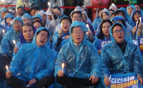 이재명 더불어민주당 대표와 박찬대 원내대표가 16일 서울 광화문광장 앞 도로에서 열린 김건희·윤석열 국정농단 규탄·특검 촉구 제3차 국민행동의 날 및 시민사회 연대 집회에서 구호를 외치고 있다. 뉴스1