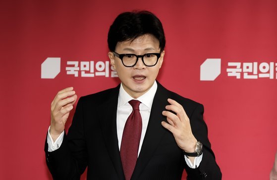 한동훈 국민의힘 대표가 지난 21일 국회에서 열린 최고위원회의를 마치고 나와 기자들의 질문에 답하고 있다. 전민규 기자