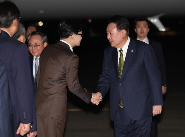 윤석열 대통령이 11일 성남 서울공항에서 필리핀, 싱가포르 국빈 방문 및 라오스 아세안 정상회의를 마치고 귀국하며 마중 나온 한동훈 국민의힘 대표와 악수하고 있다. 연합뉴스