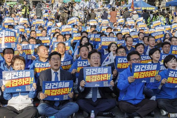 더불어민주당의 이재명 대표와 박찬대 원내대표를 비롯한 의원들이 지난 2일 서울 중구 서울역 일대에서 민주당 주최로 열린 김건희-윤석열 국정농단 규탄 특검 촉구 국민 행동의 날에서 구호를 외치고 있다. 연합뉴스