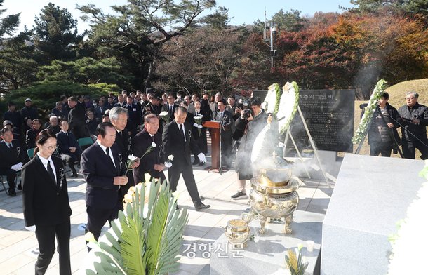 22일 서울 동작구 국립서울현충원에서 열린 고故 김영삼 전 대통령 9주기 추모식에서 참석자들이 묘소에 헌화하고 있다. 2024.11.22. 정지윤 선임기자