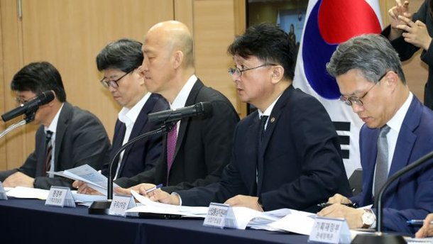 이정원 국무조정실 2차장(오른쪽 두 번째)이 14일 정부세종청사에서 국민 안전을 해치는 해외직구 제품 원천 차단을 골자로 한 '해외직구 급증에 따른 소비자 안전 강화 및 기업 경쟁력 제고 방안'에 대해 설명하고 있다. 연합뉴스