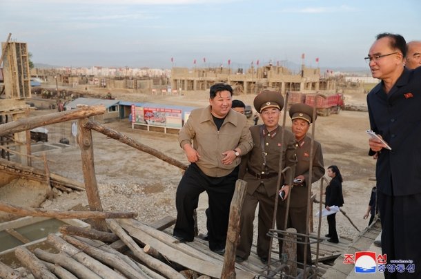 김정은 북한 국무위원장이 지난 29일 평안북도 큰물피해지역의 복구건설사업을 현지지도했다고 조선중앙통신이 30일 보도했다. 조선중앙통신, 연합뉴스