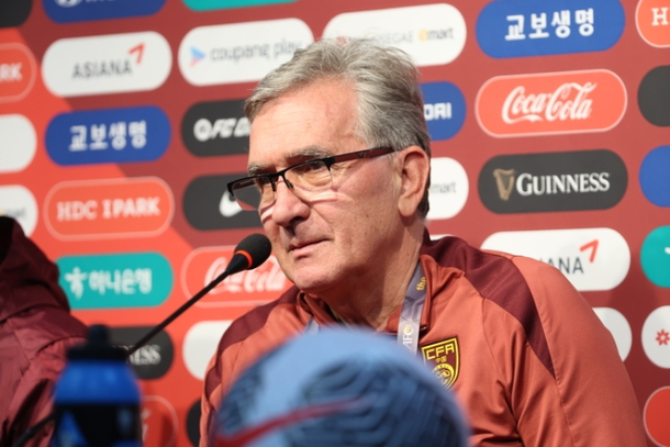 中国サッカー代表チーム帰化選手4人離脱「雷」・「冬季召集訓練」直後にチームを去り、新しい帰化選手作業も行った。