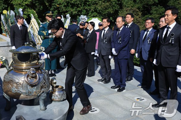 박정희 전 대통령 묘역에 분향하는 한동훈 대표