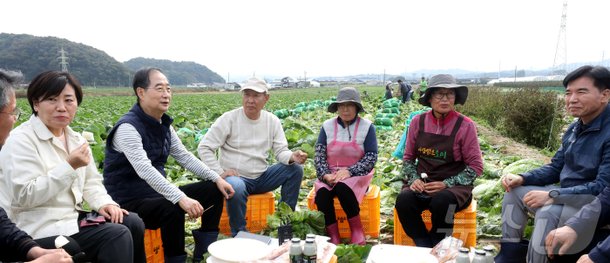 배추 수확 현장 방문한 한덕수 국무총리