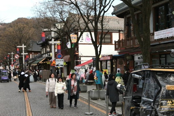 quot;매출 반토막 났어요quot;…탄핵시국에 직격탄 맞은 전주 한옥마을