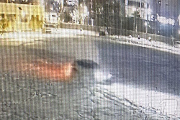15억 인조잔디 깔았는데…눈 내린 학교 운동장서 드리프트 질주