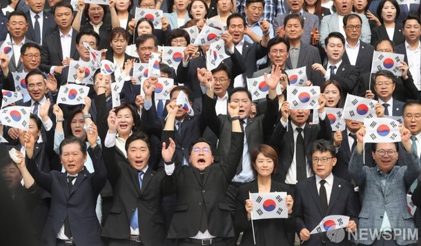 더불어민주당, 백범김구기념관에서 만세삼창