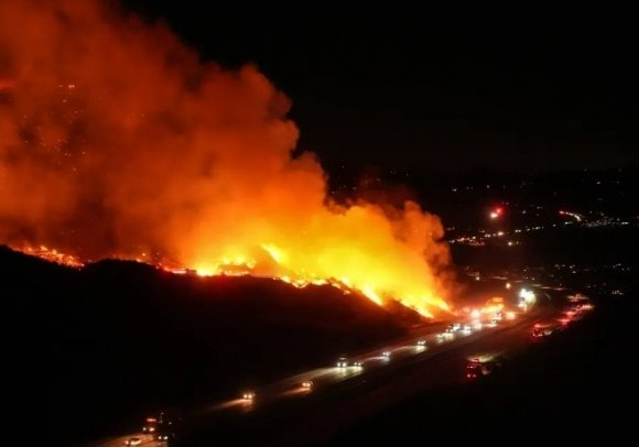 地獄門また開かれた…「27人死亡」LA近隣で新たな山火事発生 [포착] : ネイトニュース