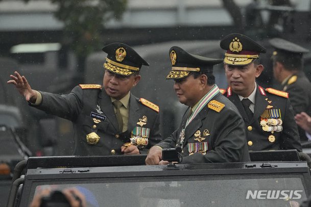군 사열하는 '명예 대장 진급' 수비안토 국방장관