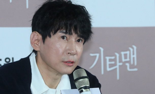 인사말 하는 이선정 감독