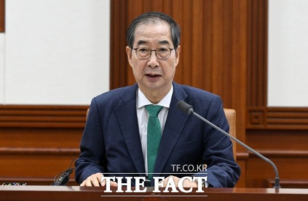 한덕수 국무총리는 19일 내년 부동산 공시가격을 동결하고, 공시가격 현실화 계획을 폐지하겠다고 밝혔다. 윤석열 정부는 출범 이후 공시가격 정상화 차원에서 공시가격 현실화율시세 대비 공시가격 비율을 2020년 수준인 69%를 유지하고 있다. /임영무 기자