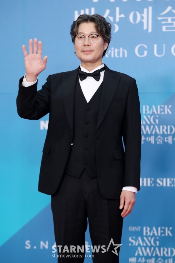 배우 유재명이 5일 오후 서울 강남구 코엑스에서 열린 제61회 백상예술대상 시상식에 참석해 포즈를 취하고 있다./2025.05.05 /사진=김휘선 hwijpg@