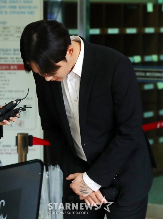 마약류 관리에 관한 법률 위반(향정) 혐의를 받고 있는 가수 남태현이 19일 오전 서울 마포구 서부지방법원에서 진행된 첫 공판 기일을 마친 뒤 법원을 나서고 있다. 남태현은 지난해 8월 마약 파문에 휘말렸다. 당시 채널A 예능프로그램 '하트시그널3' 출연자였던 서민재가 SNS를 통해 남태현과의 필로폰 투약을 폭로했던 것. 이에 경찰은 지난해 9월 서민재와 남태현의 소변과 모발을 채취해 국립과학수사연구원(국과수) 감정을 의뢰했다. 검사 결과 필로폰 양성 반응 결과가 나온 것으로 전해졌다. 2023.10.19 /사진=김창현