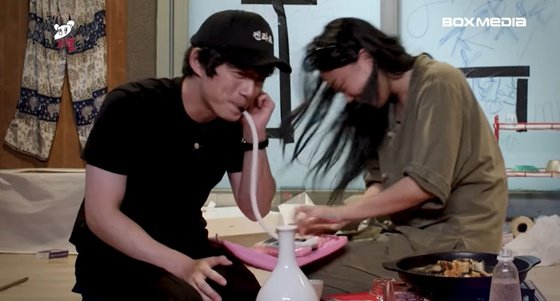 왼쪽부터 사카구치 켄타로, 이영지