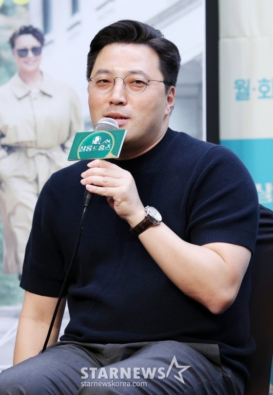 민진기 감독이 16일 서울 마포구 스탠포드호텔에서 진행된 ENA 드라마 '살롱 드 홈즈' 제작발표회에서 질의응답을 하고 있다. /2025.06.16 /사진=김휘선 hwijpg@