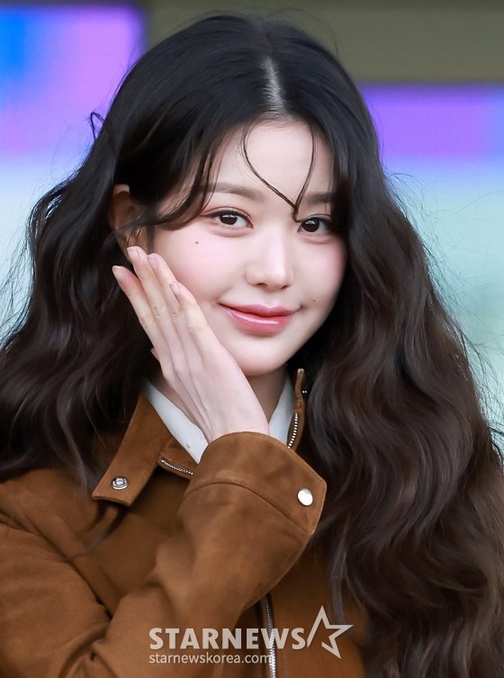 (인천공항=뉴스1) 김진환 기자 = 아이브 장원영이 10일 오전 패션쇼 참석 차 인천국제공항 제2터미널을 통해 프랑스 파리로 출국에 앞서 포즈를 취하고 있다. 2025.3.10/뉴스1 Copyright (C) 뉴스1. All rights reserved. 무단 전재 및 재배포, AI학습 이용 금지. /사진=(인천공항=뉴스1) 김진환 기자