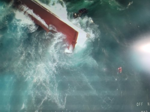 [3보] 서귀포 해상 33t 어선 전복…8명 구조·2명 실종
