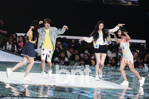 [صور3] (f(x في حفل SMTown سئول ~  3ae2837fa5a87bcba4f9360e47964881