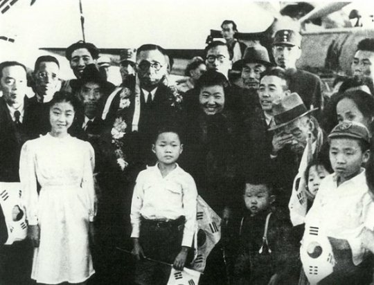 1945년 광복후 귀국을 앞두고 상하이 국제공항에서 기념촬영하고 있는 임시정부 요인들. 김구 선생(가운데) 앞에서 태극기를 든 소년이 이종찬 전 국정원장. 사진제공 우당 기념사업회