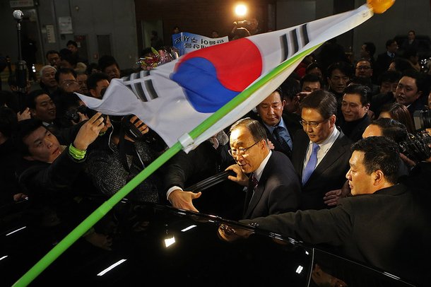 반기문 전 UN 사무총장이 12일 오후 인천공항을 통해 귀국했다. 공항철도를 타고 서울역으로 이동한 반 전 총장이 시민들과 인사를 마친뒤 차량에 탑승하고 있다.공동취재사진