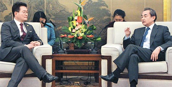 4일 오후 중국 베이징에 있는 외교부 청사에서 왕이(王毅) 중국 외교부장(오른쪽)과 송영길 더불어민주당 의원이 대화하고 있다. [사진 공동취재단]