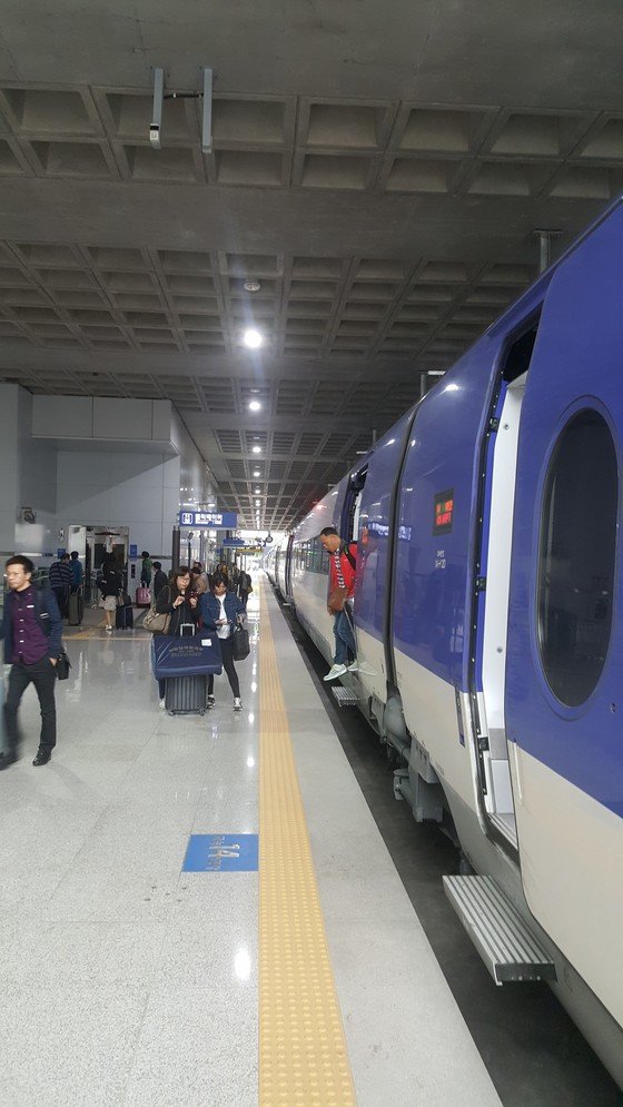 인천공항행 KTX를 탄 승객들이 인천공항역에 내리는 모습. 680여명을 태우는 열차에서 내린 승객은 100여명에 불과했다. 함종선 기자