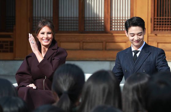 국빈 방한한 도널드 트럼프 미국 대통령의 부인 멜라니아 여사가 7일 서울 정동 주한미국대사관저에서 열린 '걸스플레이2' 행사에서 샤이니 민호와 함께 미소짓고 있다. 사진공동취재단