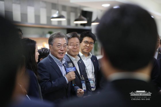 ムン・ゼイン大統領が 2日午前自律走行自動車試乗行事を終えて京畿道城南市板橋創造経済バレー企業支援ハーブでリ・ジェミョン城南市場, ヤングウングチォル現代自動車副会長などとスタンディング歓談をしている. [写真青瓦台ペイスブック]