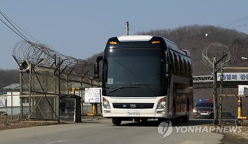 김영철 노동당 부위원장 겸 통일전선부장 등 북한 고위급대표단이 지난 25일 경기 파주 군사 작전 지역에 있는 전진교를 통해 방한하는 모습. [연합뉴스]