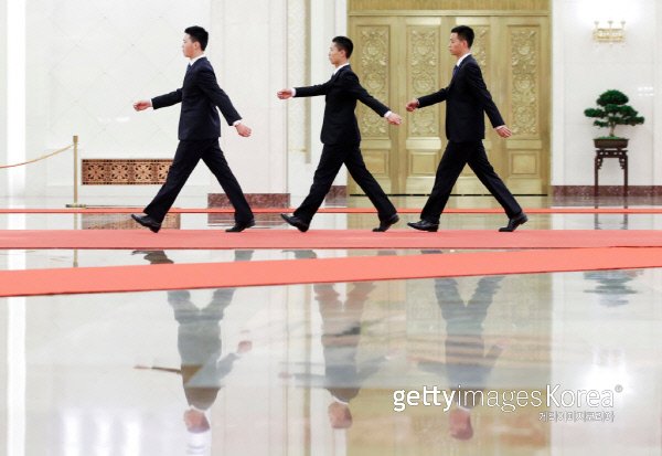 중국의 일대일로(一帶一路) 국제협력 정상포럼이 개막되기 전날인 지난 13일 베이징 인민대회당에 경호원들이 지나가고 있다. Getty Images