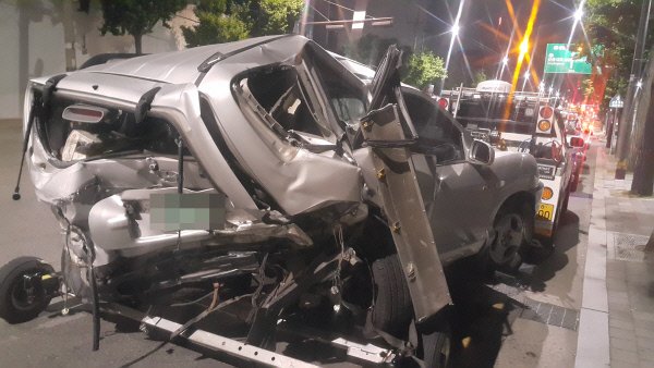 지난 6월14일 서울 올림픽대로에서 과속운전하다 추돌사고를 당해 파손된 차량. 서울 강동경찰서 제공