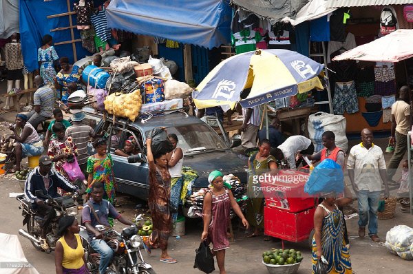 서아프리카 토고의 수도 로메의 시장. 많은 물건을 실은 차 한대가 지나가고 있다. | 게티이미지코리아
