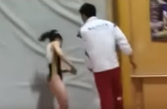 일본 후지TV가 지난 6일 보도한 체조선수 폭행 영상. 일본 체조 국가대표 미야카와 사에(왼쪽)가 하야미 유토 코치에게 뺨을 맞고 있다. 일본 후지TV 방송 화면촬영