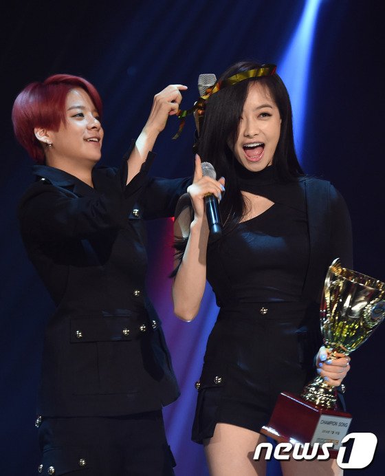 [صور] ” فيكتوريا و أمبر ” في Show Champion ~ 938334_article