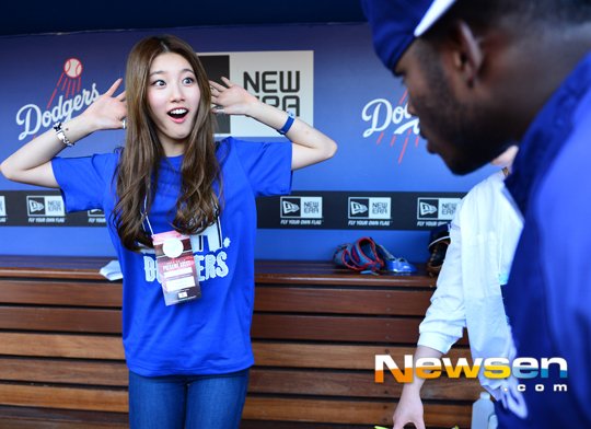 CNBLUE's Yonghwa and miss A's Suzy Enjoy a LA Dodgers' Game