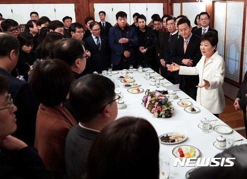 [종합] 朴대통령, 참모진과 국수로 생일 오찬…"사드 결정 잘한 것" | 인스티즈