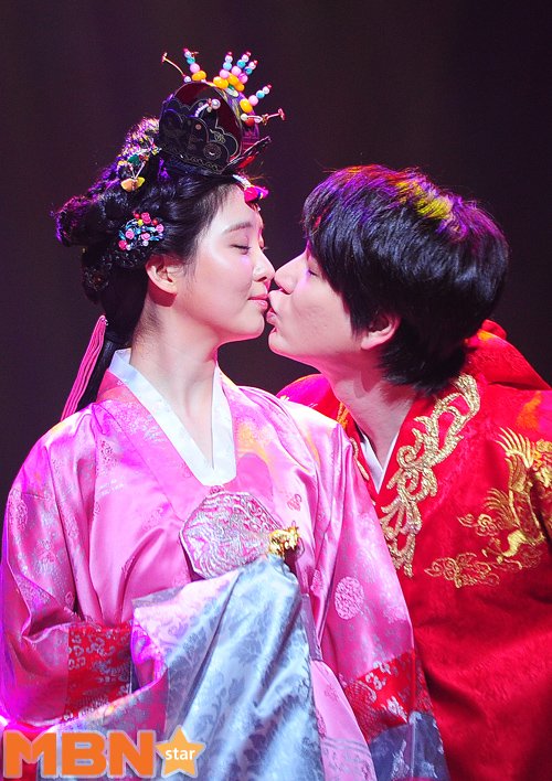 [OTHER][04-12-2013]Hình ảnh mới nhất từ vở nhạc kịch "The moon that embraces the sun" của SeoHyun 412740222240